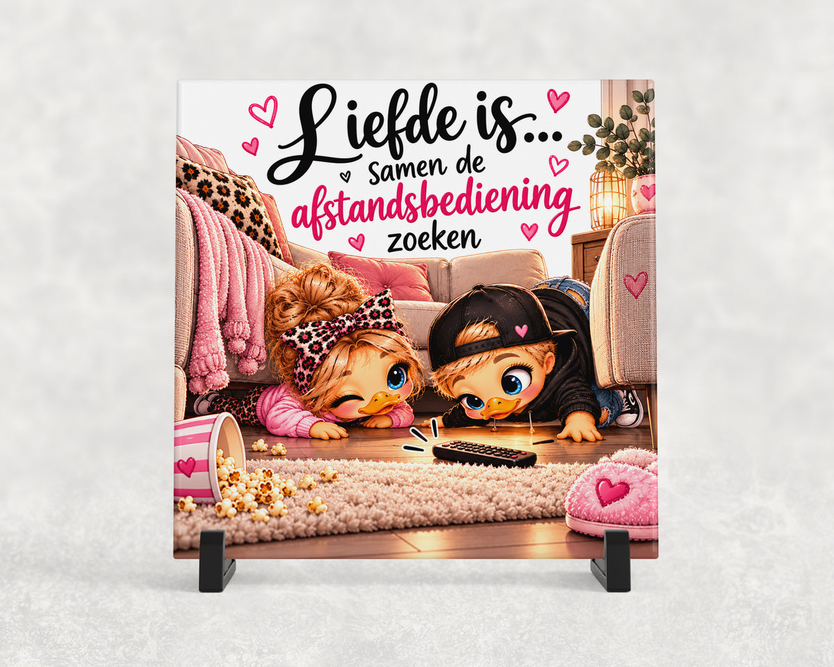Tegeltje | Liefde is… samen de afstandsbediening zoeken