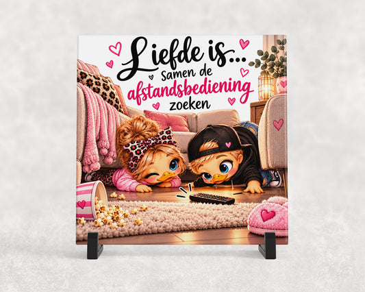 Tegeltje | Liefde is… samen de afstandsbediening zoeken