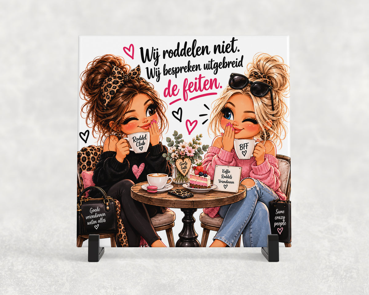 Tegeltje | Wij roddelen niet. Wij bespreken uitgebreid de feiten.