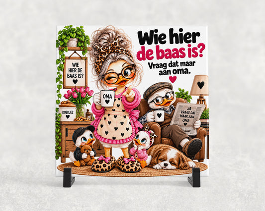 Tegeltje | Wie hier de baas is? – Vraag dat maar aan oma