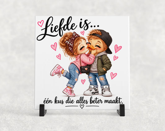Tegeltje | Liefde Is... Eén Kus Die Alles Beter Maakt